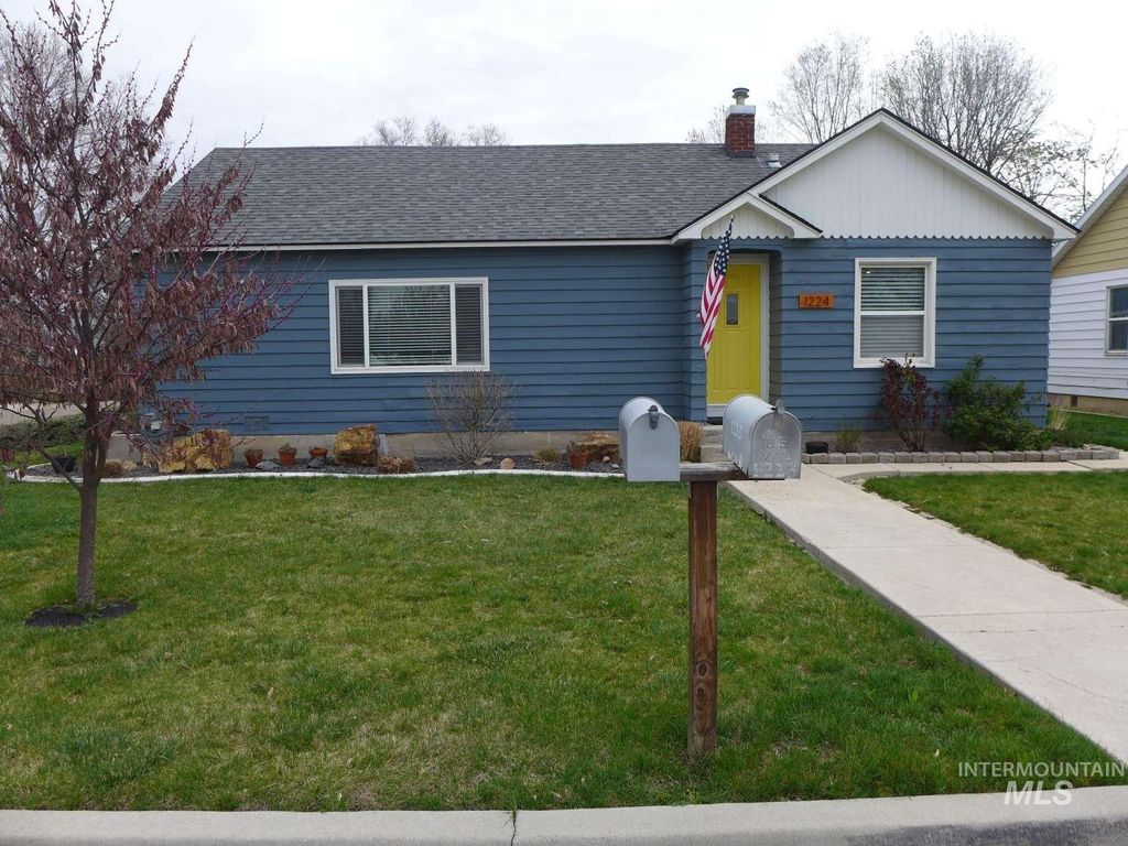 Photo of 1224 N Michigan Ave, Caldwell, ID 83605 (MLS # 98979221)