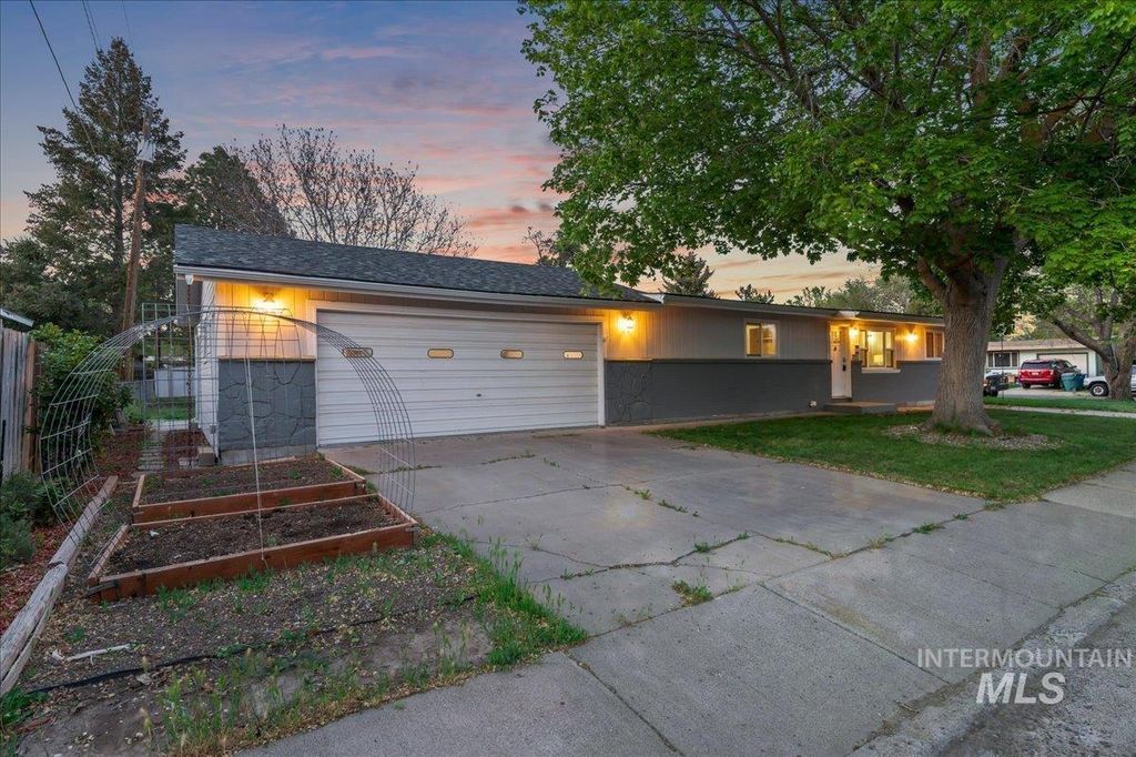 Photo of 402 W 4th N, Mountain Home, ID 83647 (MLS # 98985677)