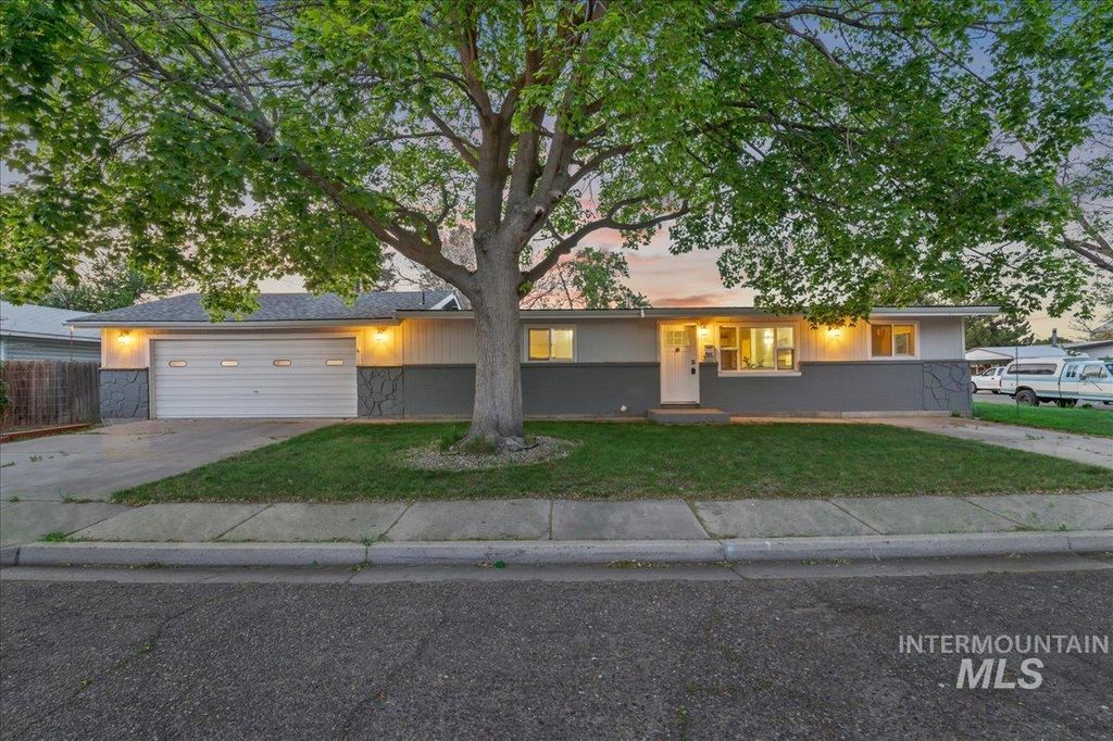 Photo of 402 W 4th N, Mountain Home, ID 83647 (MLS # 98985677)