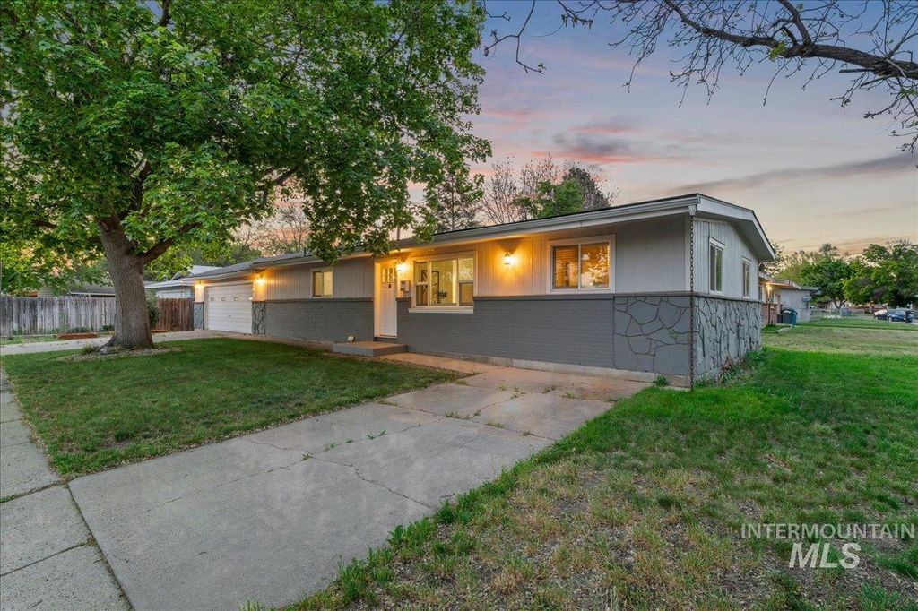 Photo of 402 W 4th N, Mountain Home, ID 83647 (MLS # 98985677)