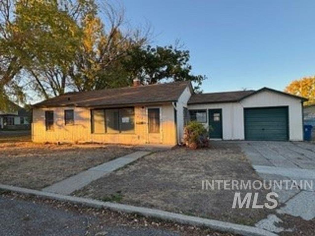 Photo of 810 E 9th N, Mountain Home, ID 83647 (MLS # 98966277)