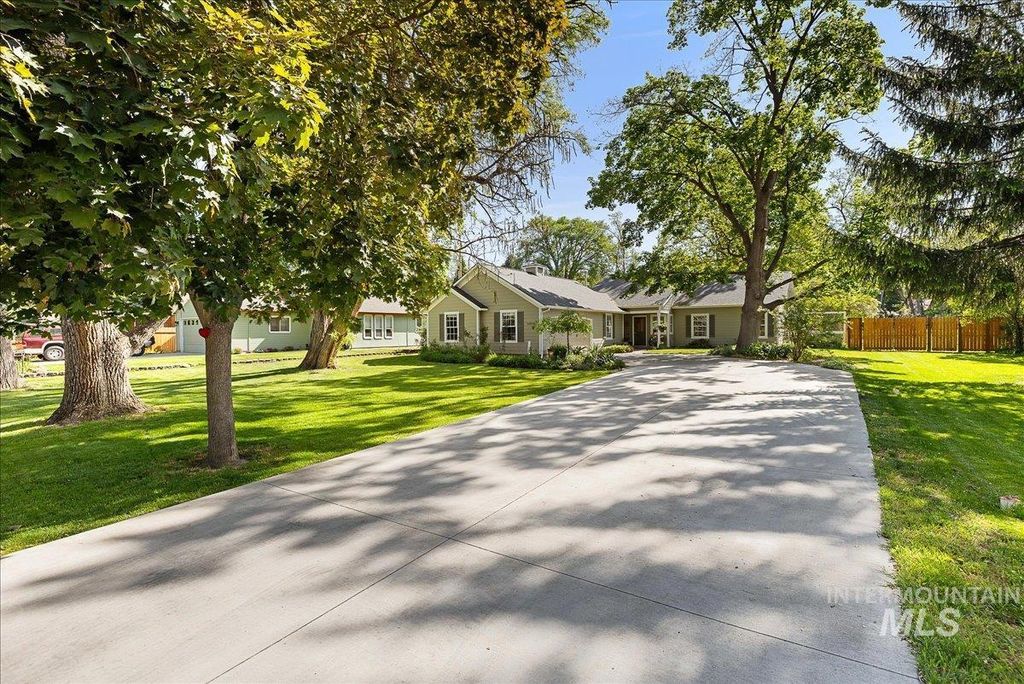 Photo of 3602 N Tamarack Dr, Boise, ID 83703 (MLS # 98985880)