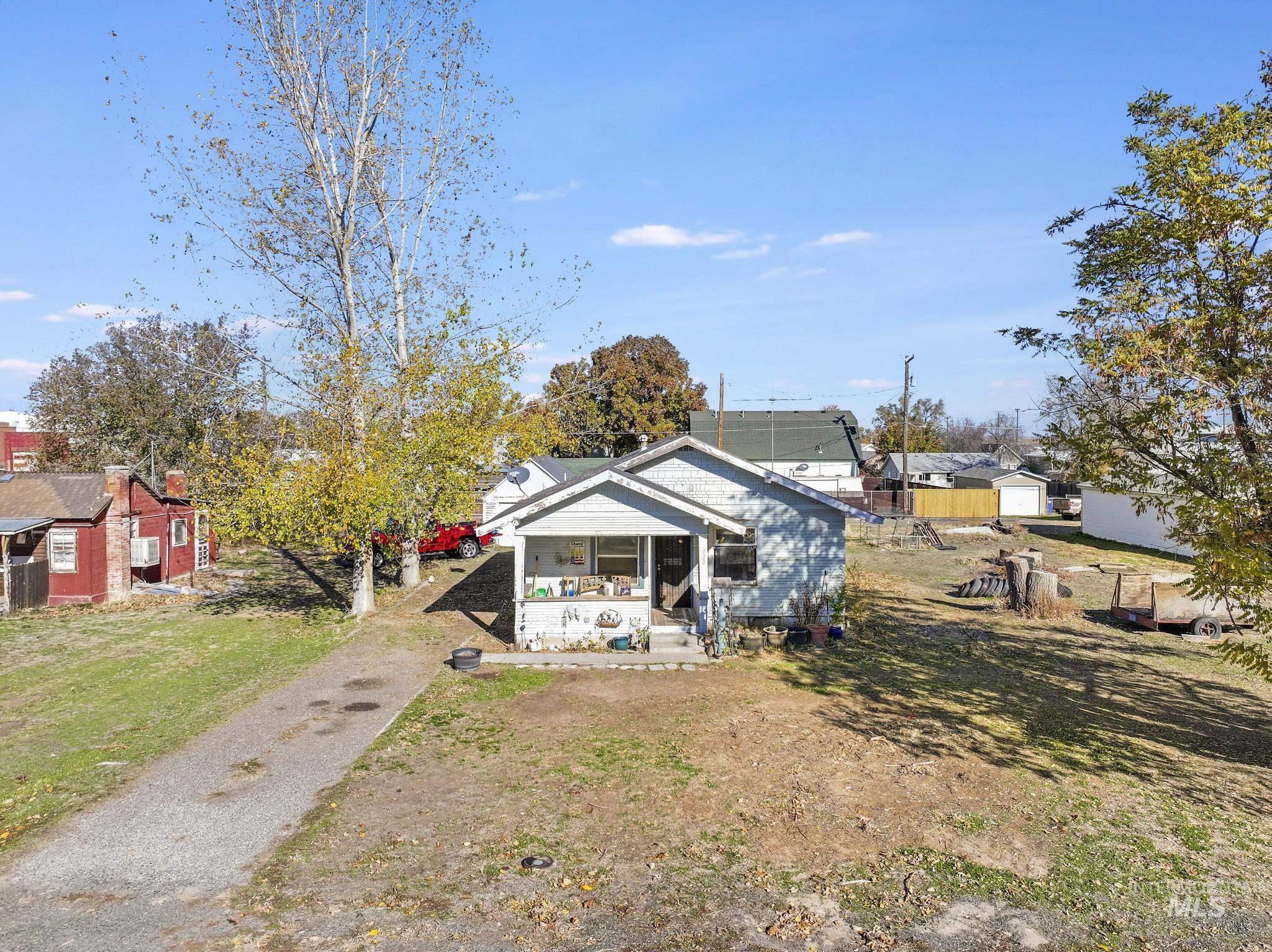 View of front of property featuring a front yard