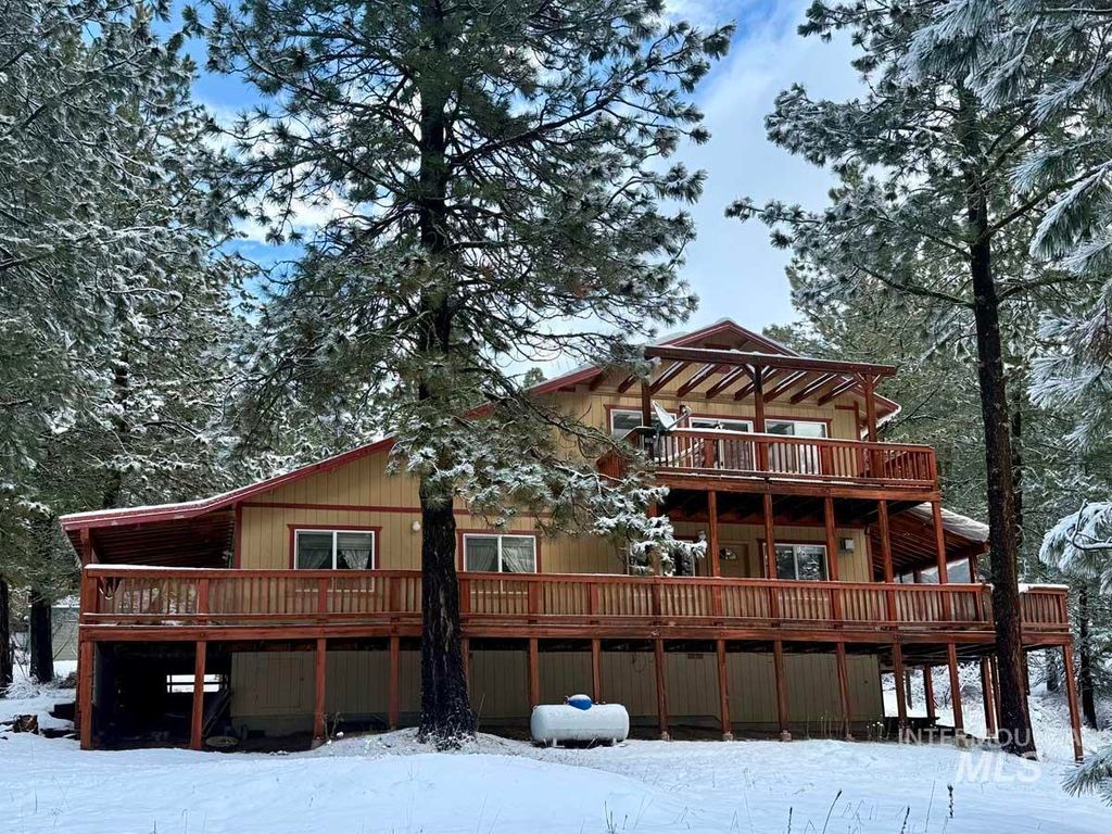 Photo of 1222 Crown Point Parkway, Cascade, ID 83611 (MLS # 98971278)