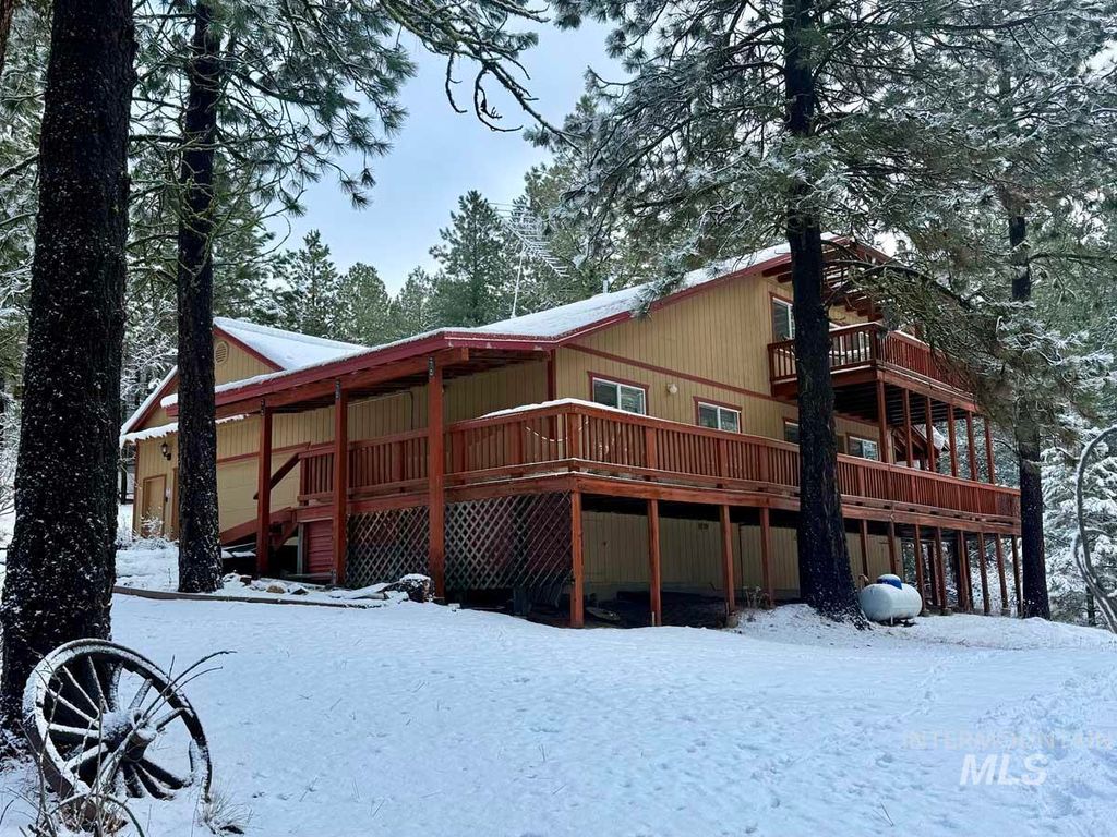 Photo of 1222 Crown Point Parkway, Cascade, ID 83611 (MLS # 98971278)