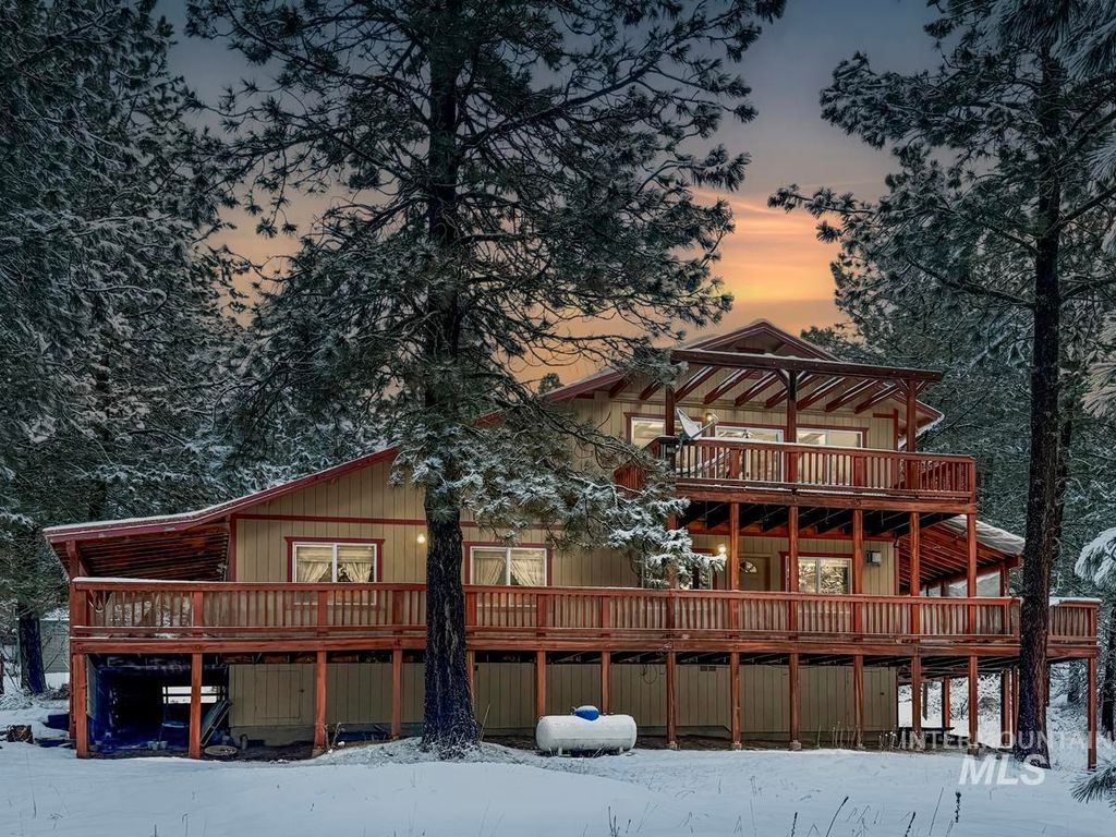 Photo of 1222 Crown Point Parkway, Cascade, ID 83611 (MLS # 98971278)