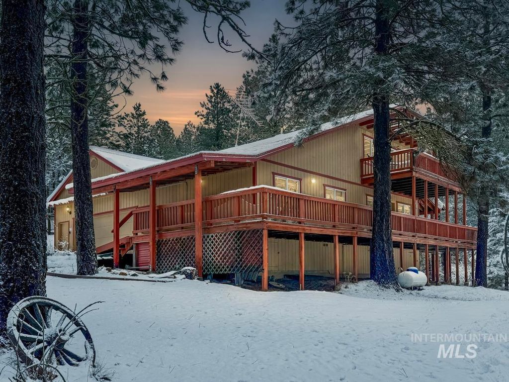 Photo of 1222 Crown Point Parkway, Cascade, ID 83611 (MLS # 98971278)