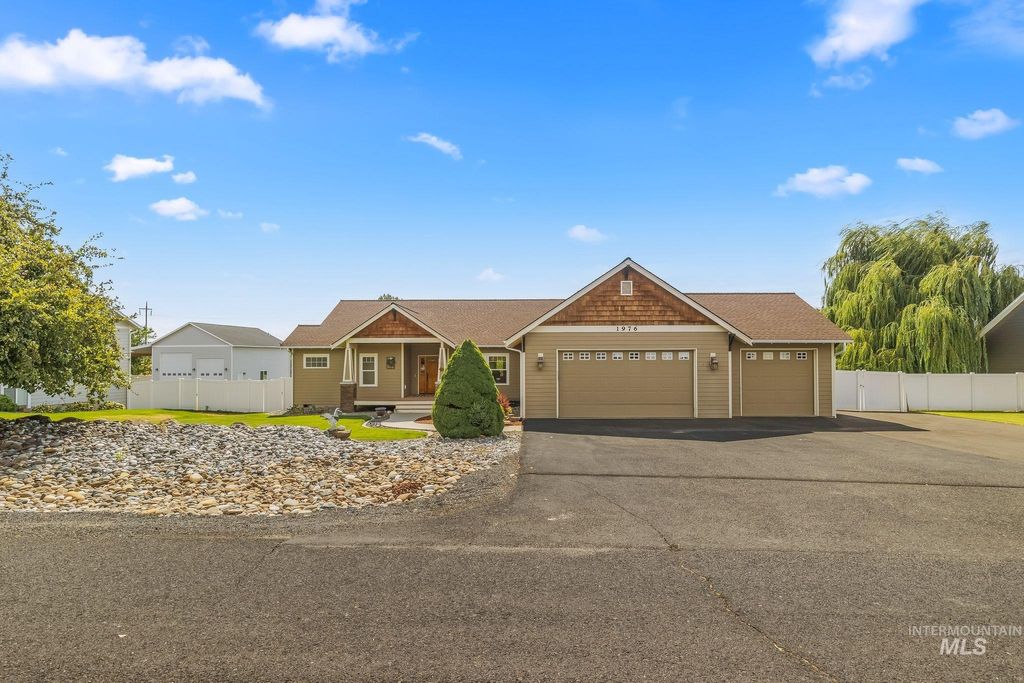Photo of 1976 Wheatlands Ave, Lewiston, ID 83501 (MLS # 98994105)