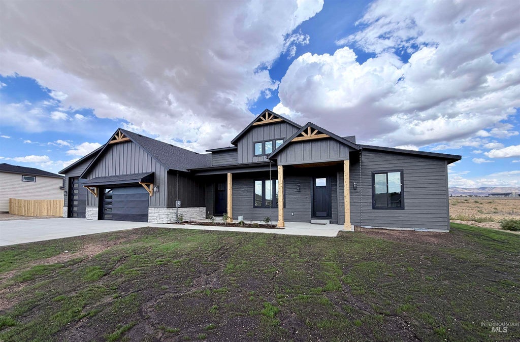Photo of 310 Ne Greystone Loop, Mountain Home, ID 83647 (MLS # 98983786)