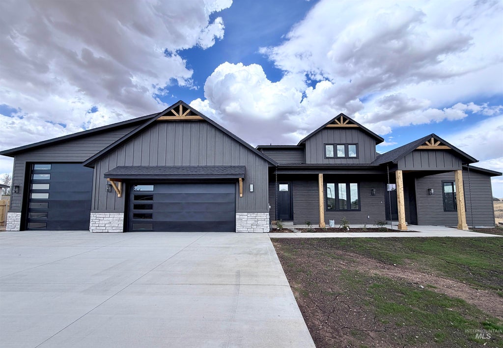 Photo of 310 Ne Greystone Loop, Mountain Home, ID 83647 (MLS # 98983786)