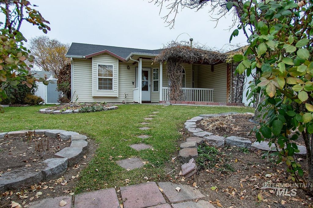 Photo of 918 W Oakmont Ave, Nampa, ID 83686 (MLS # 98968866)