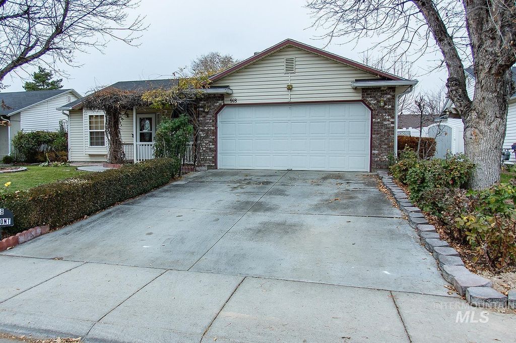 Photo of 918 W Oakmont Ave, Nampa, ID 83686 (MLS # 98968866)