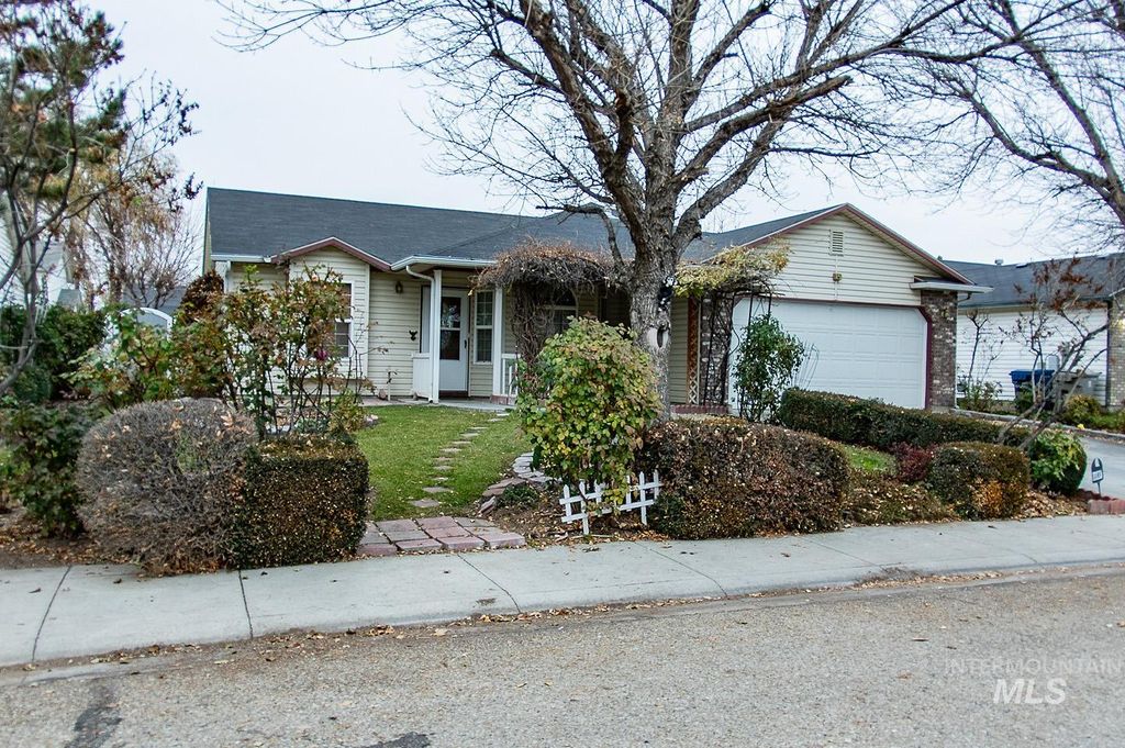 Photo of 918 W Oakmont Ave, Nampa, ID 83686 (MLS # 98968866)