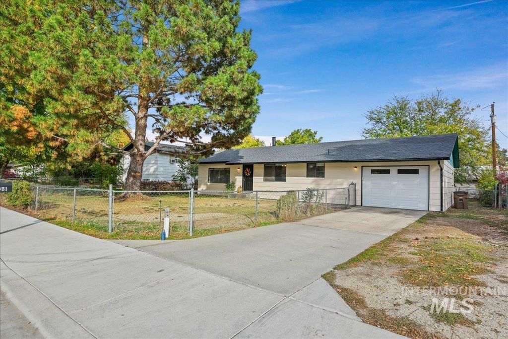 Photo of 738 S Hawthorne Ave, Emmett, ID 83617 (MLS # 98965755)