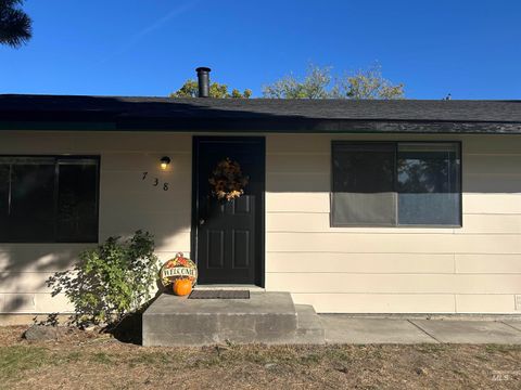 Photo of 738 S Hawthorne Ave, Emmett, ID 83617 (MLS # 98965755)