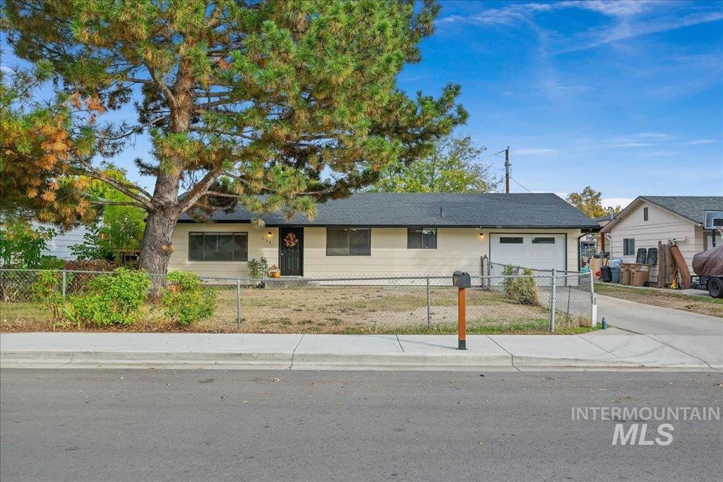 Photo of 738 S Hawthorne Ave, Emmett, ID 83617 (MLS # 98965755)