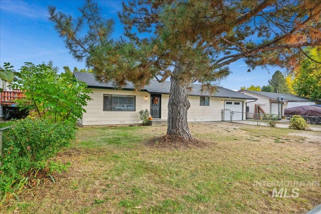 Photo of 738 S Hawthorne Ave, Emmett, ID 83617 (MLS # 98965755)