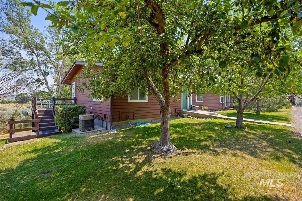 Photo of 4806 Salmon Creek Dr, Buhl, ID 83316 (MLS # 98942165)