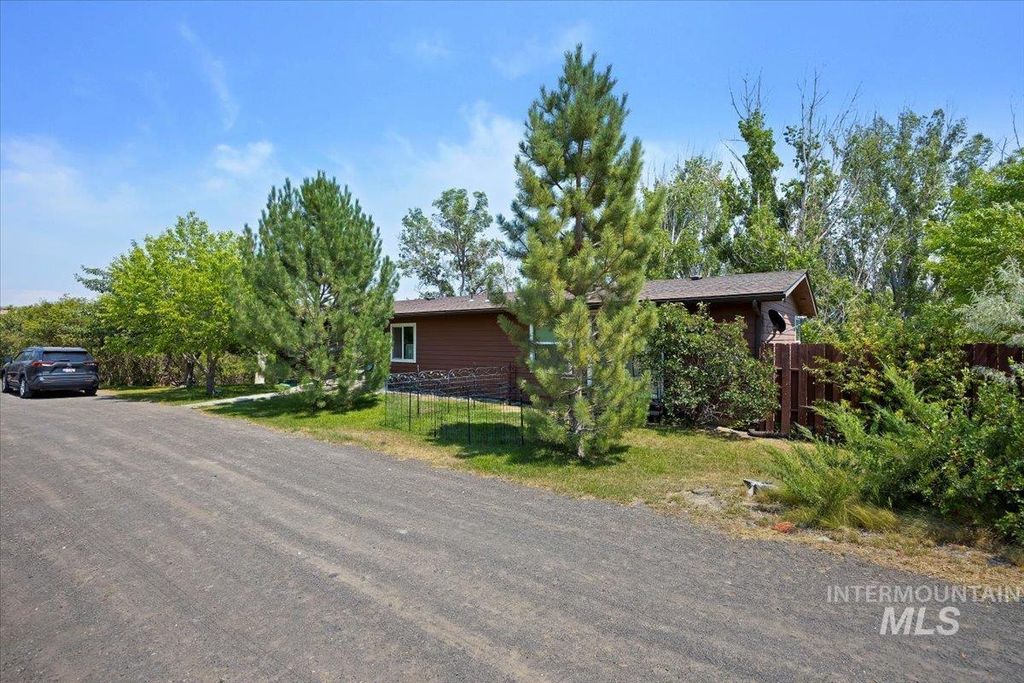 Photo of 4806 Salmon Creek Dr, Buhl, ID 83316 (MLS # 98942165)