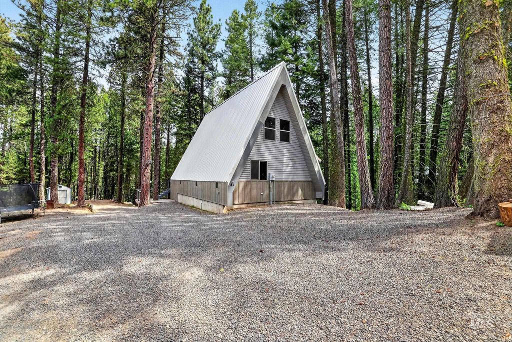 Photo of 44 Landale Ln, Cascade, ID 83611 (MLS # 98985751)