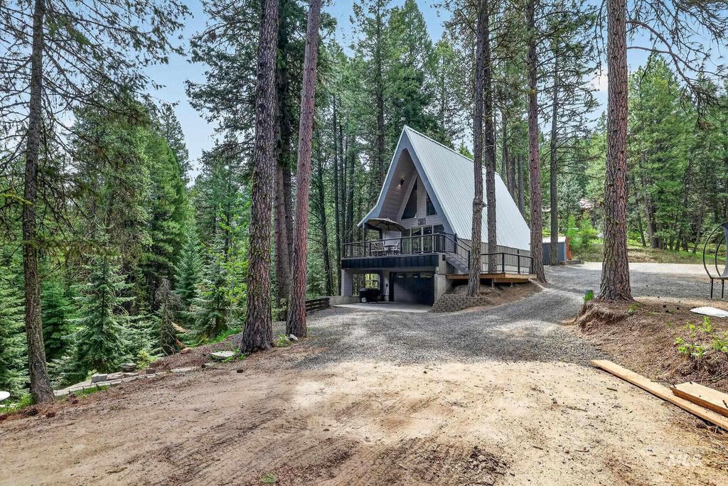 Photo of 44 Landale Ln, Cascade, ID 83611 (MLS # 98985751)