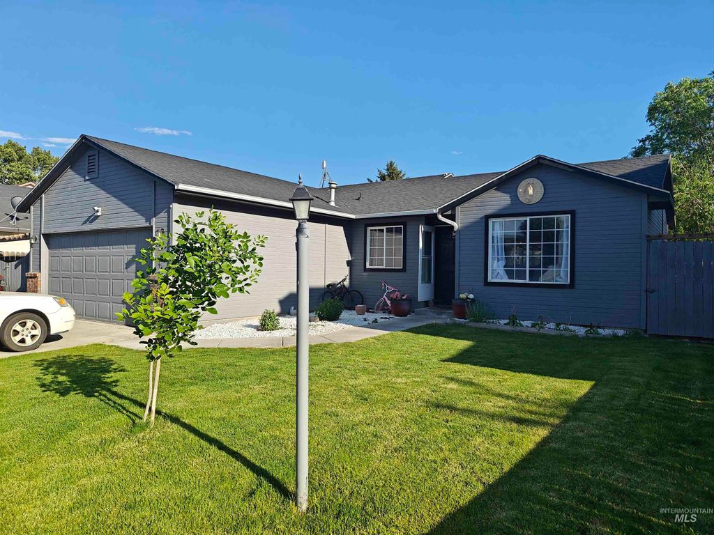 Photo of 829 W Sheridian Ave, Nampa, ID 83686 (MLS # 98988988)