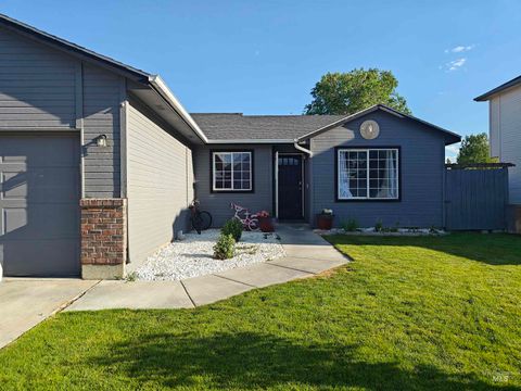 Photo of 829 W Sheridian Ave, Nampa, ID 83686 (MLS # 98988988)