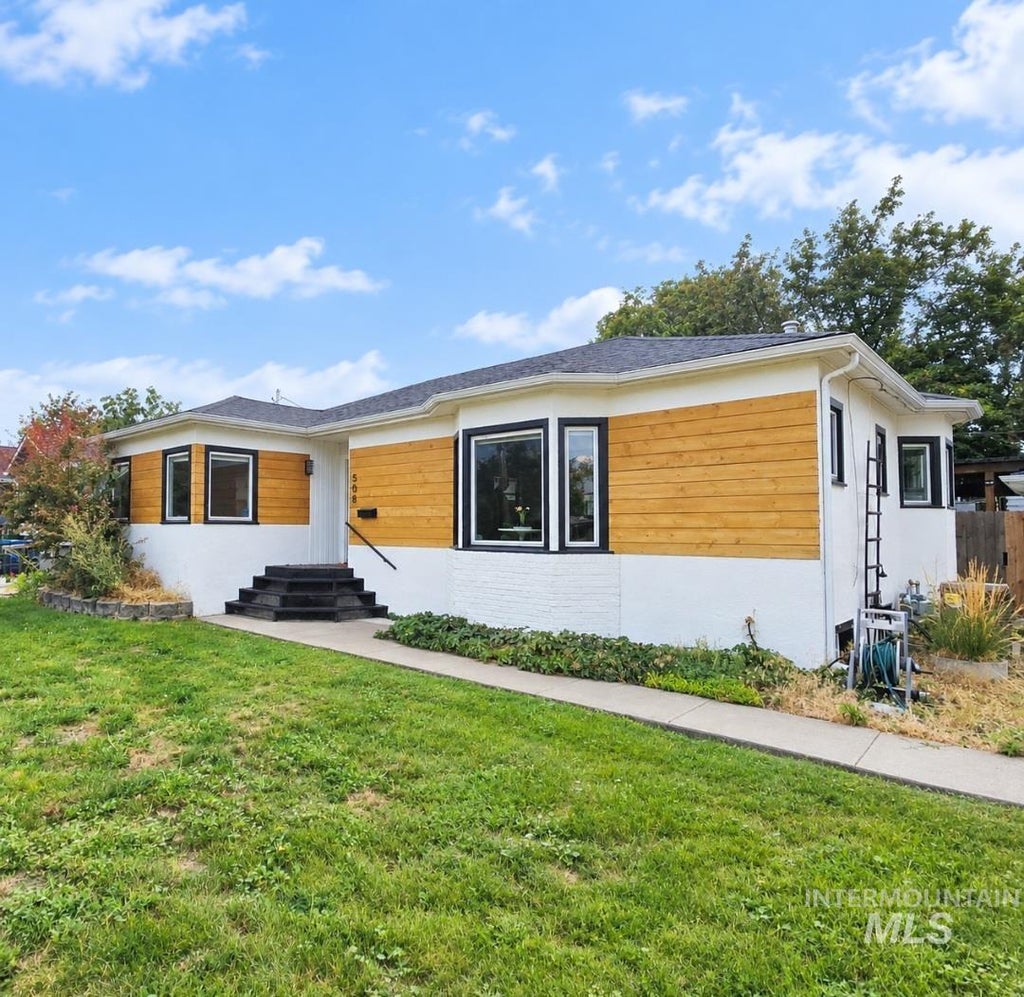 Photo of 508 E Ash St, Caldwell, ID 83605 (MLS # 99004240)