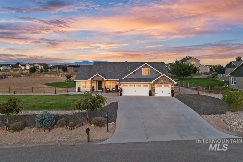Photo of 24090 Pheasant Ridge Ct, Middleton, ID 83644 (MLS # 99000601)