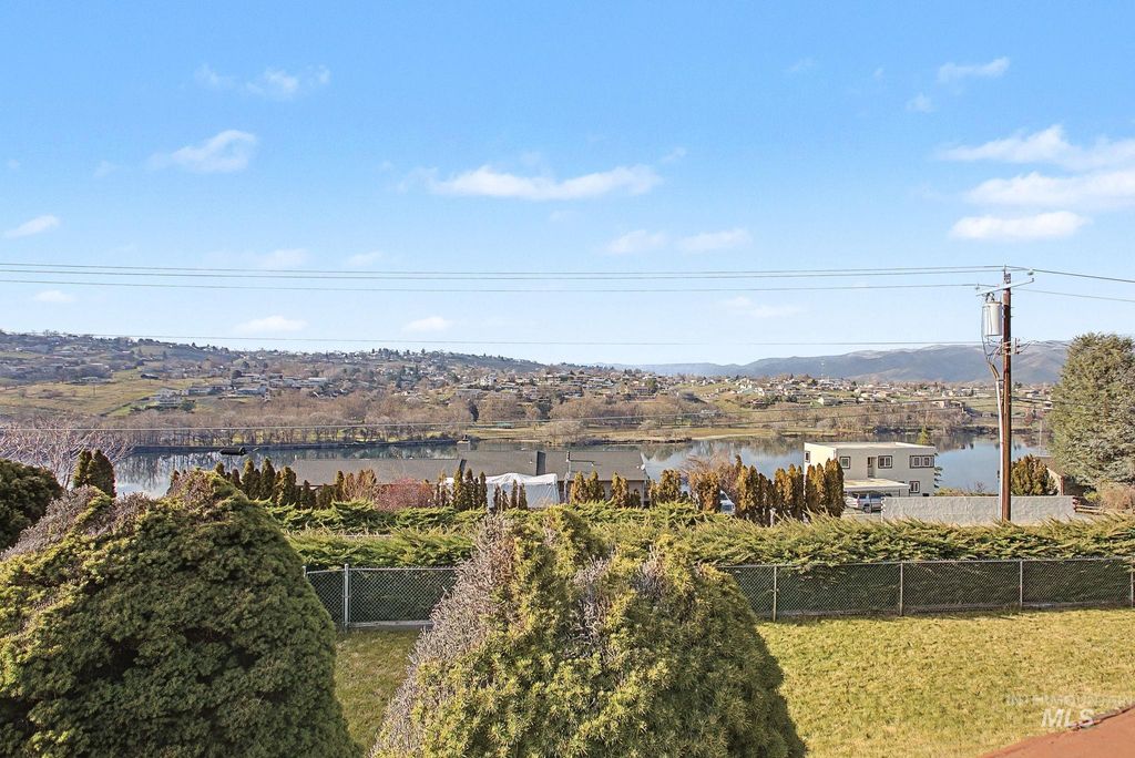 Photo of 3024 Meadowlark Drive, Lewiston, ID 83501 (MLS # 98973317)