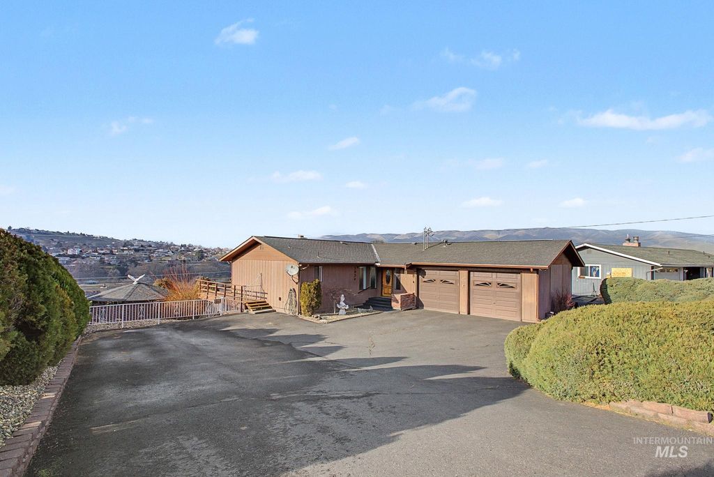 Photo of 3024 Meadowlark Drive, Lewiston, ID 83501 (MLS # 98973317)