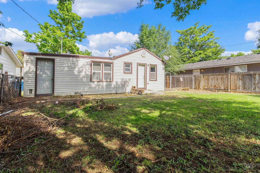 Photo of 127 Shoshone Ave, Nampa, ID 83651 (MLS # 99000352)