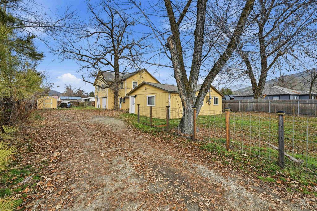 Photo of 104 River Avenue, Horseshoe Bend, ID 83629 (MLS # 98968547)