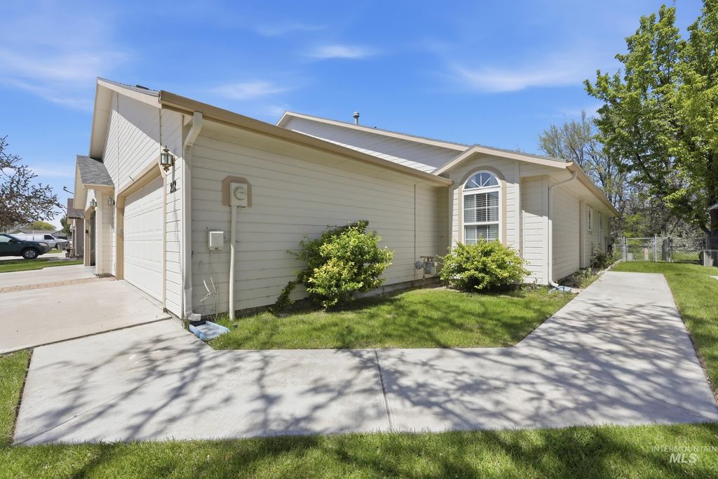 Photo of 212 South Valley Drive, Nampa, ID 83686 (MLS # 98984296)