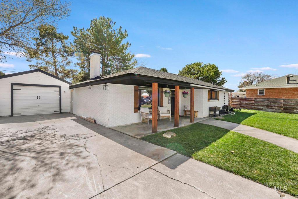 Photo of 1420 Spruce Ave, Twin Falls, ID 83301 (MLS # 98979531)