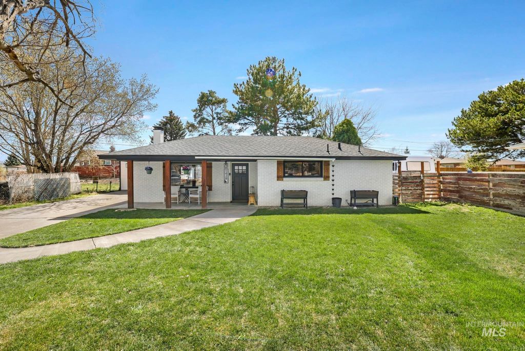 Photo of 1420 Spruce Ave, Twin Falls, ID 83301 (MLS # 98979531)