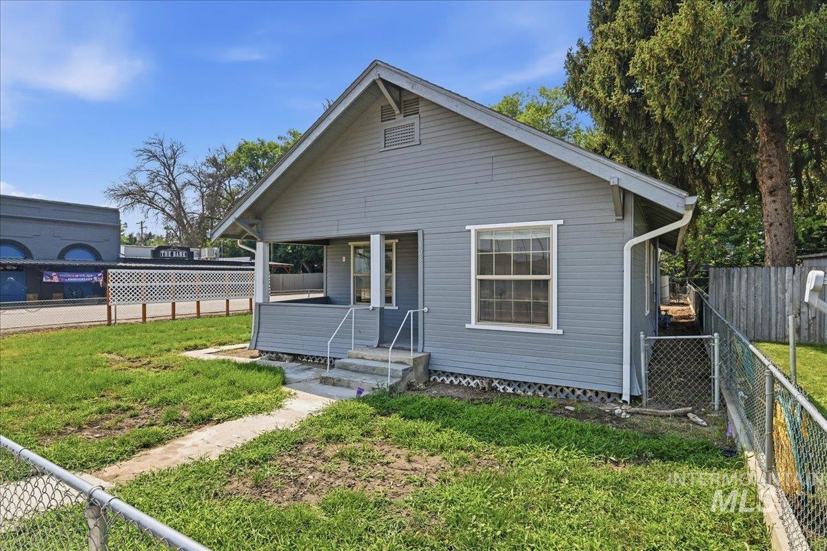 103 N Dewey Ave