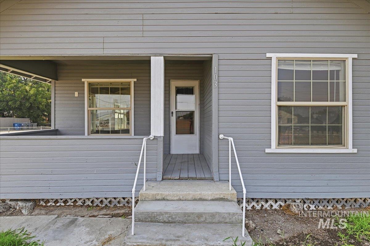 103 N Dewey Ave