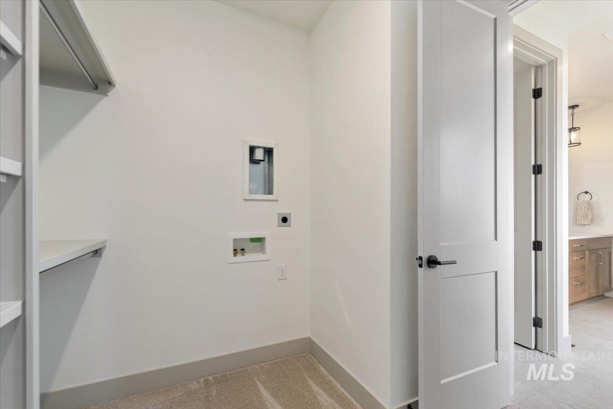 Laundry room with washer hookup and baseboards