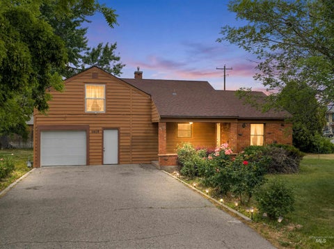 Photo of 5808 W Clinton St, Boise, ID 83704 (MLS # 98988256)