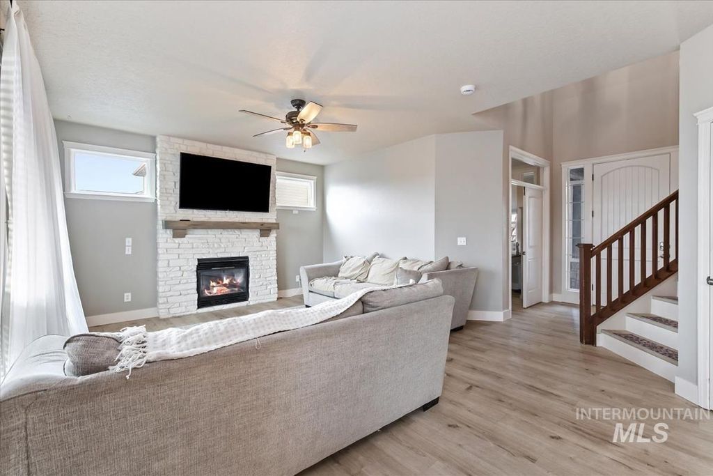 Photo of 1915 W Aberdeen Ave, Nampa, ID 83686 (MLS # 98973621)