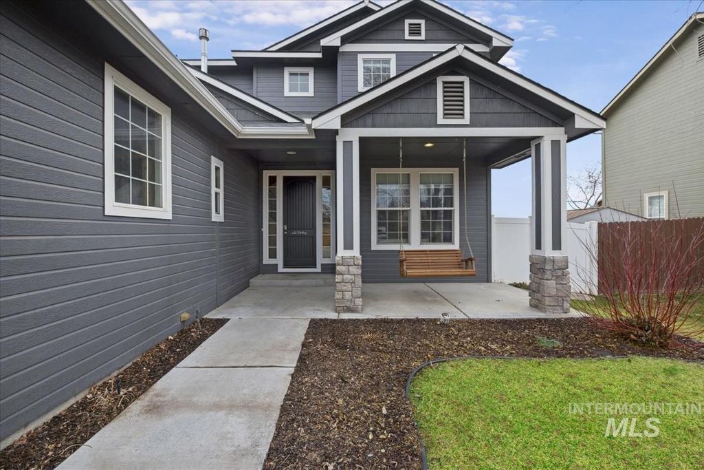 Photo of 1915 W Aberdeen Ave, Nampa, ID 83686 (MLS # 98973621)