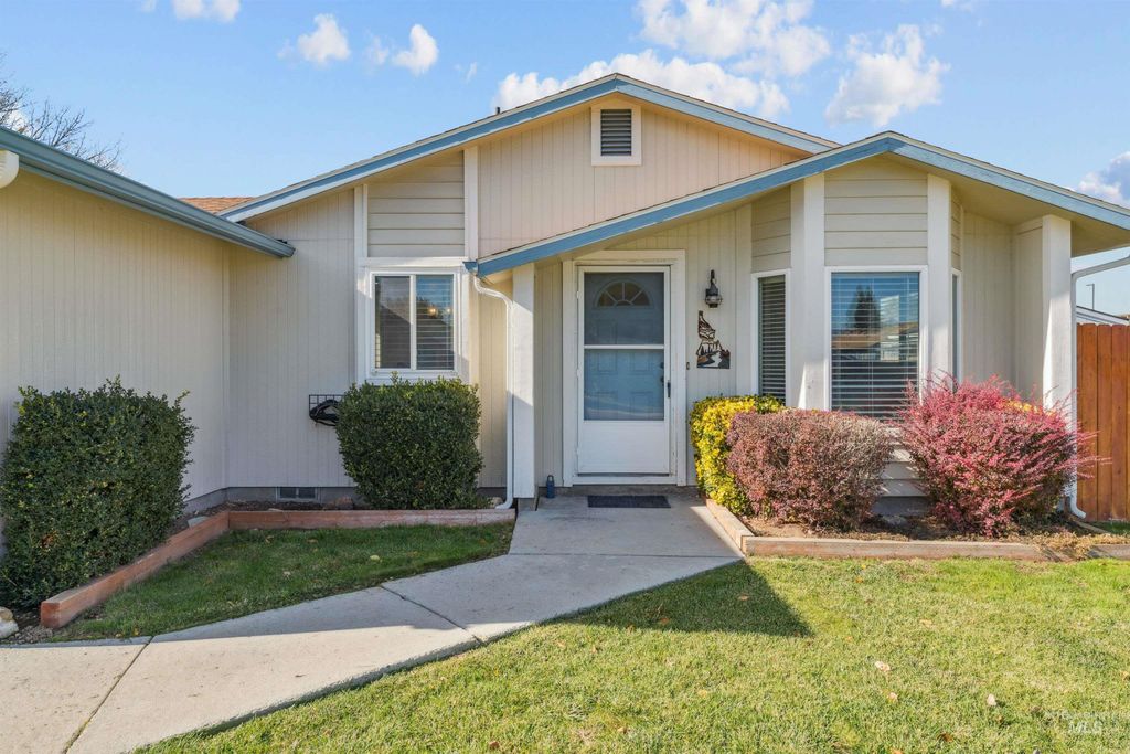 Photo of 2141 N Kenmere Drive, Meridian, ID 83646 (MLS # 98966165)