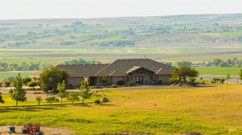 Photo of 1270 Hillcrest Dr, Vale, OR 97918 (MLS # 98947142)