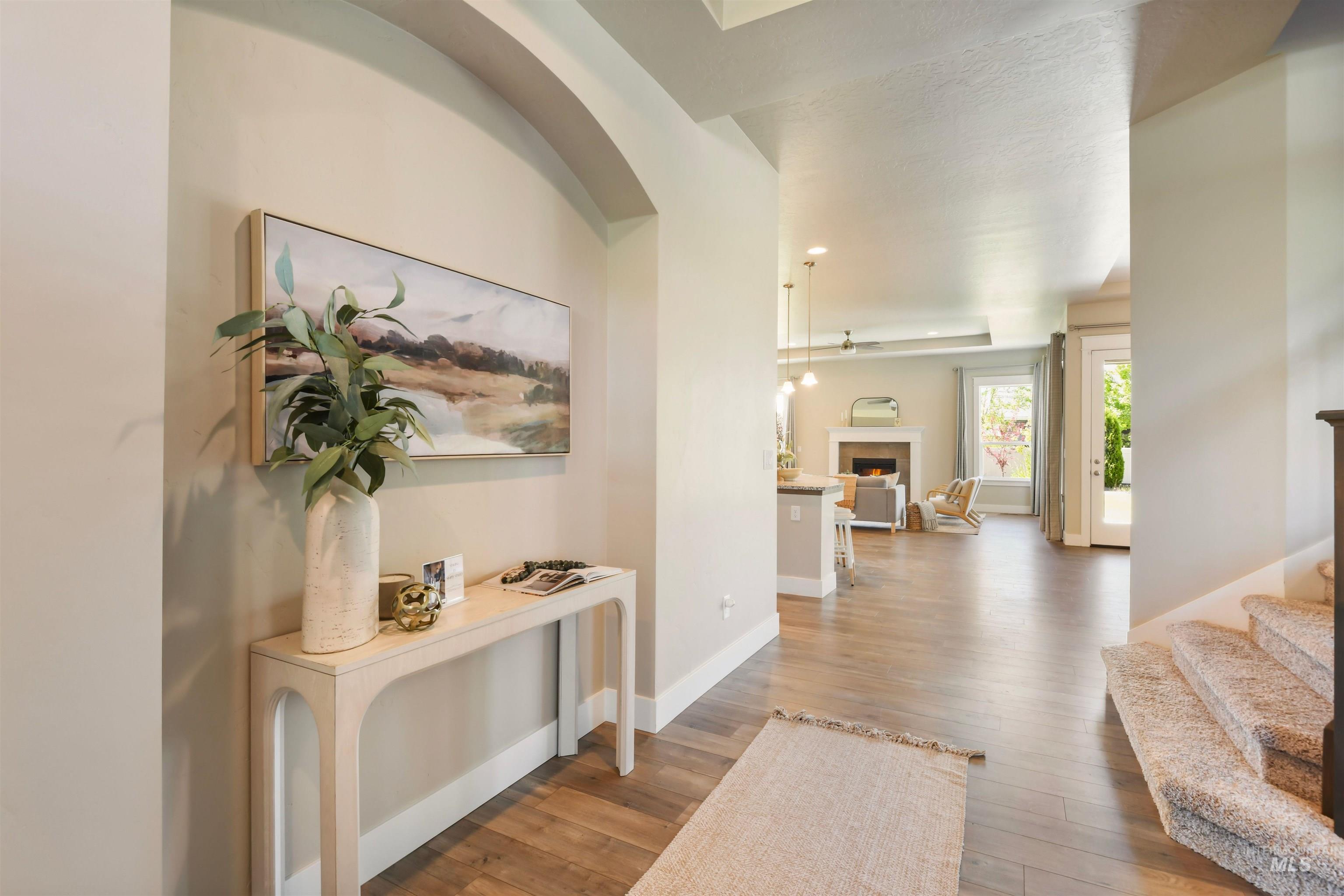 5437 W Philomena