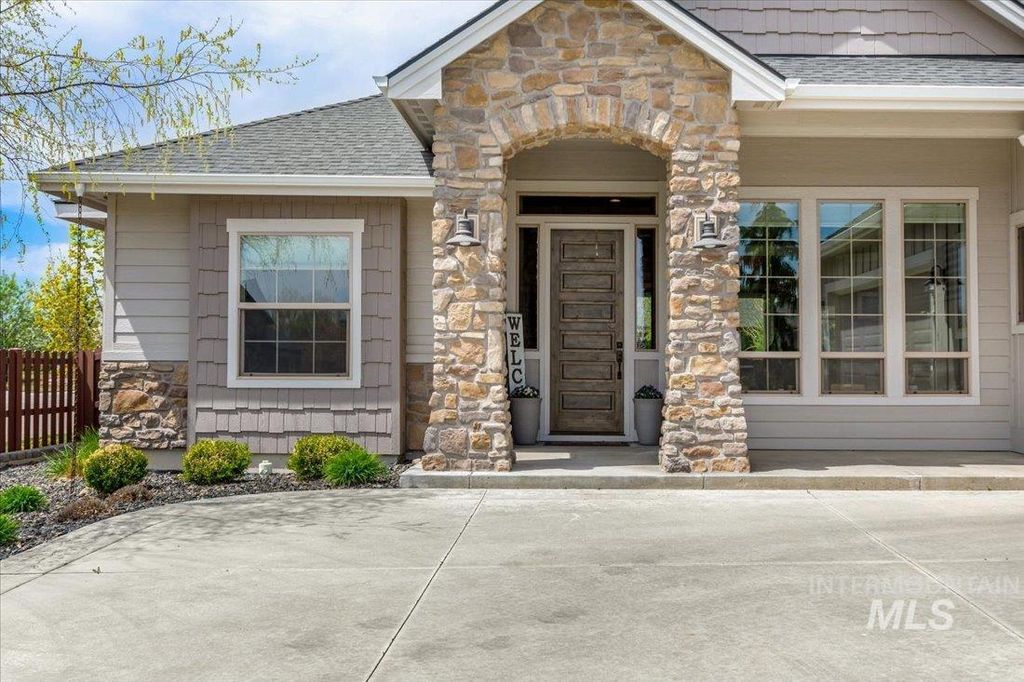 Photo of 3071 S Fox Troop Pl, Eagle, ID 83616 (MLS # 98976345)