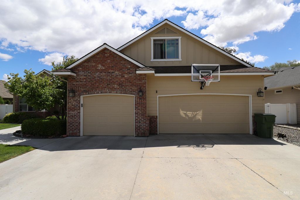 Photo of 2356 Andrew Ave, Ontario, OR 97914 (MLS # 98986707)