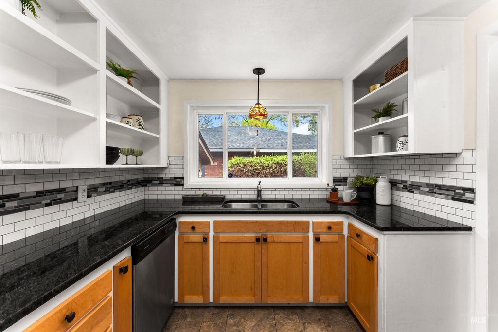 Photo of 1916 N Larch St, Boise, ID 83706 (MLS # 98983893)