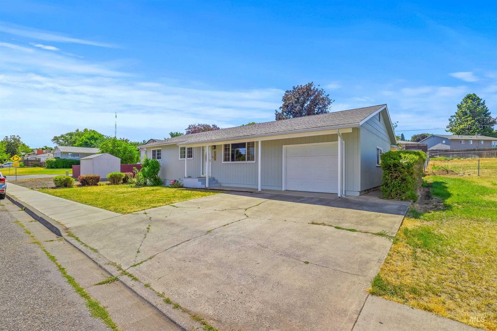 Photo of 1220 18th Avenue, Lewiston, ID 83501 (MLS # 98976564)