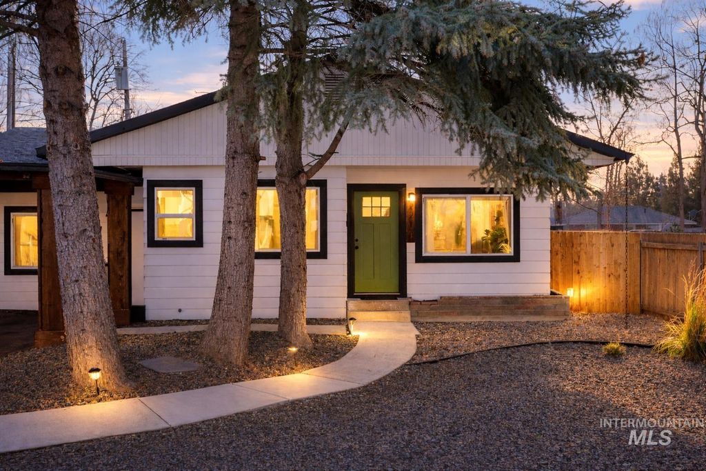 Photo of 2215 W Kootenai St, Boise, ID 83705 (MLS # 98971717)